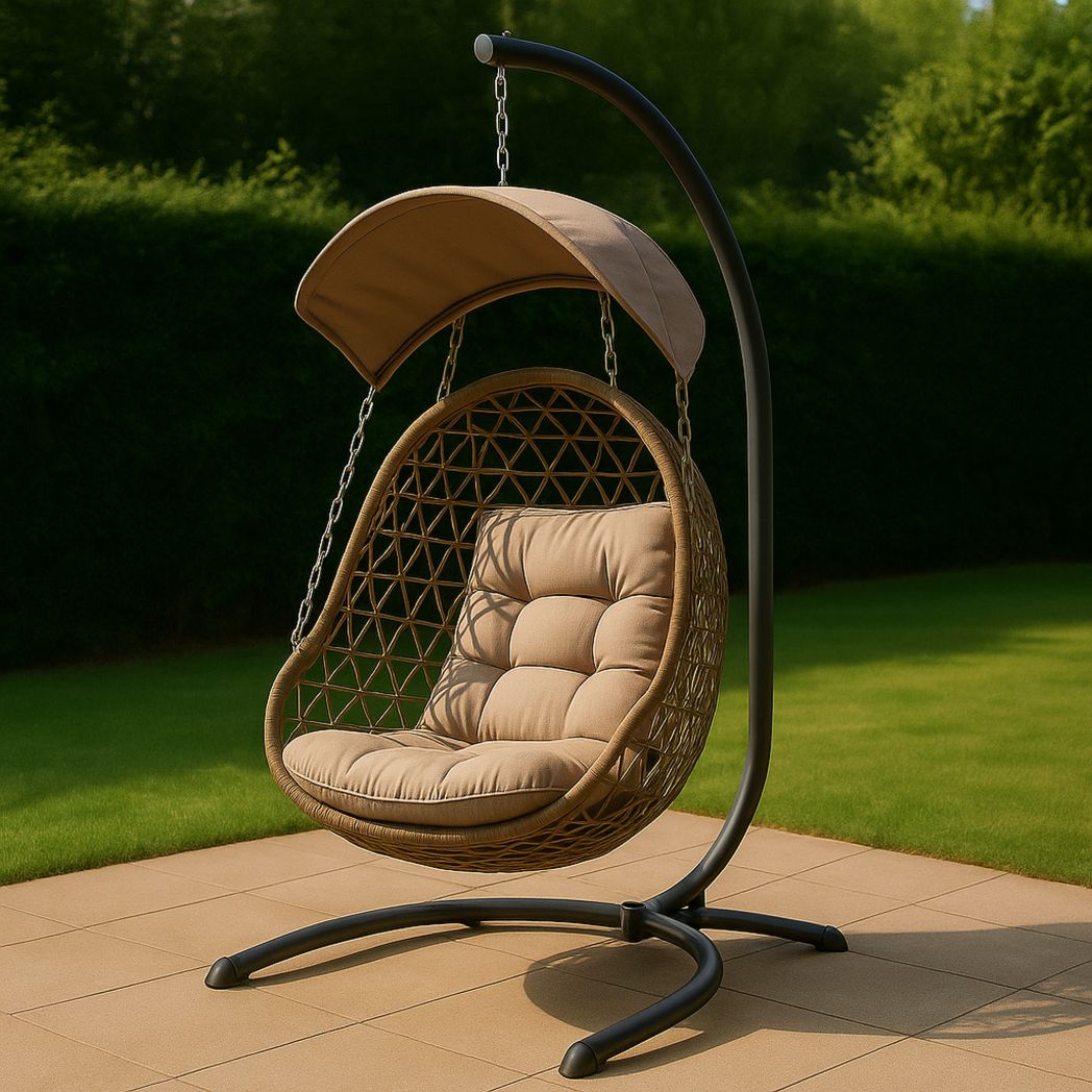 Chaise en forme d'œuf en polyrotin avec coussin et auvent en tissu beige pour jardin suspendu extérieur